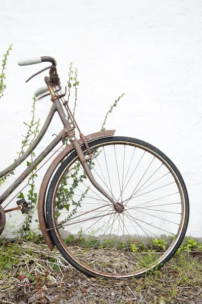 Bicicleta oxidada vieja —  Fotos de Stock