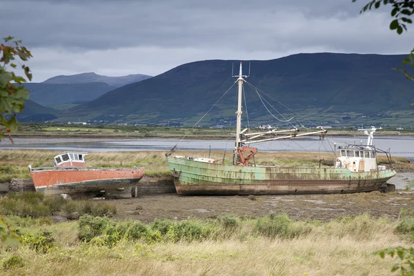 Barcos abandonados en el campo en Tullig; Killorglin, Irlanda — Foto de Stock