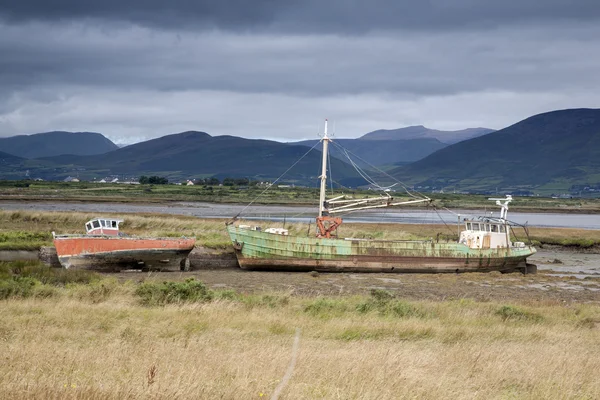 Barcos abandonados en el campo en Tullig; Killorglin, Irlanda —  Fotos de Stock