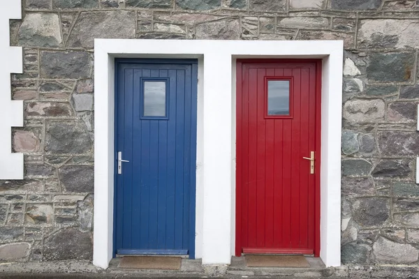 Красная и синяя дверь — стоковое фото