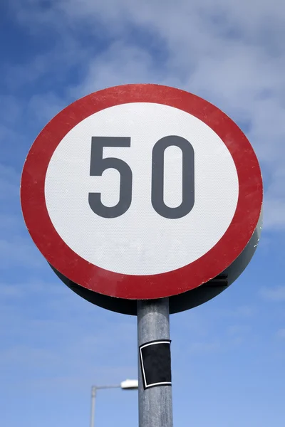 П'ятдесят дорожній знак обмеження швидкості — стокове фото