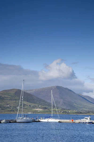 Lodě v přístavu ve městě rytíři, Valentia Island — Stock fotografie