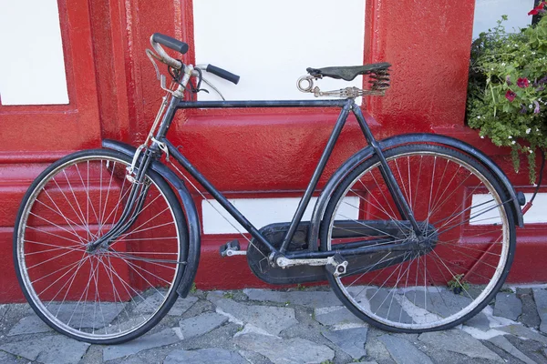 古い黒い自転車 — ストック写真