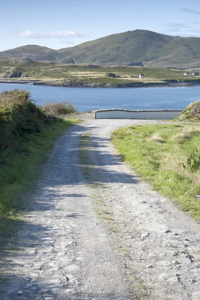 Camino en la isla de Valentia con la península de Kerry — Foto de Stock