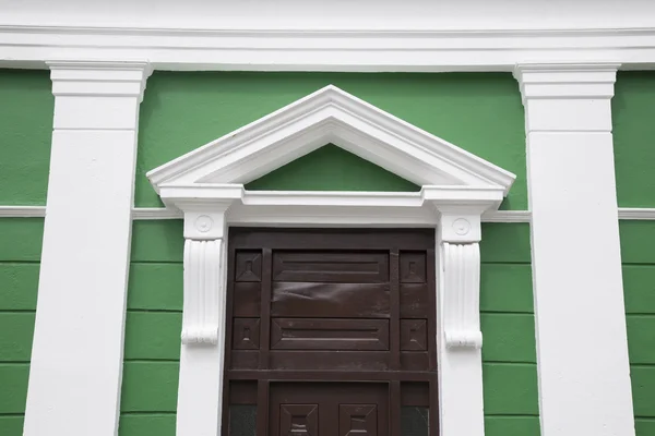 Entrée du bâtiment vert et blanc — Photo