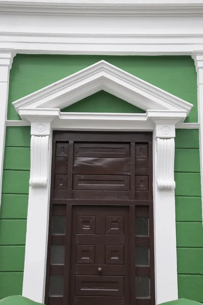 緑と白の建物の入り口 — ストック写真
