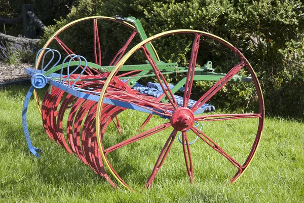 Kleurrijke Plough in veld — Stockfoto