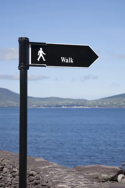 Περπάτημα πινακίδα στην ακτή — Φωτογραφία Αρχείου