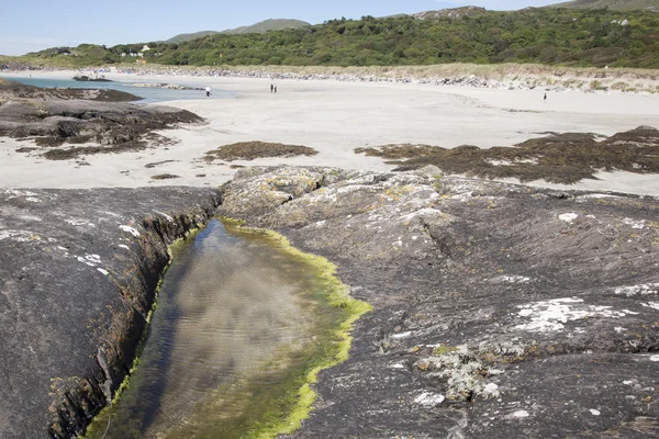 Piscina da rocha, praia da Baía de Derrymore; Waterville — Fotografia de Stock