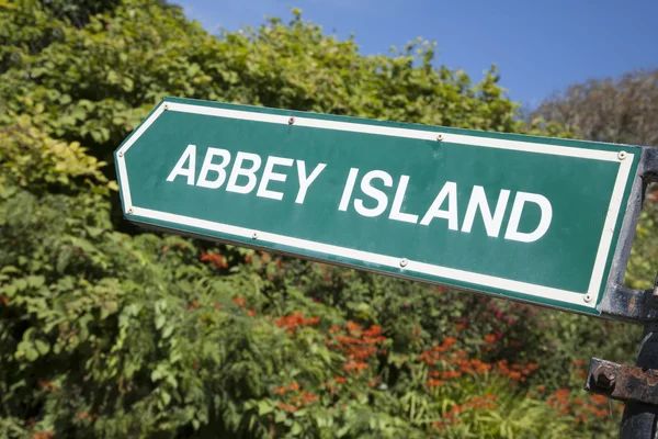 Abbey ada işaret, Derrymore Bay Beach, İngiltere — Stok fotoğraf