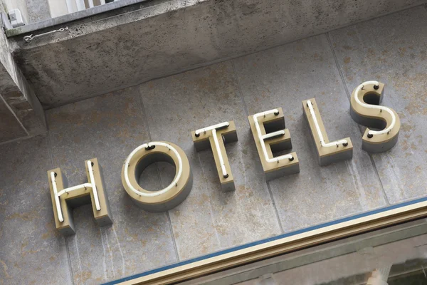 Firma hotel sulla facciata dell'edificio — Foto Stock