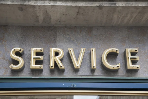 Assinatura do hotel na fachada do edifício — Fotografia de Stock