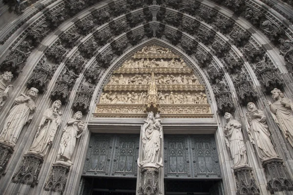 Beelden van de Maagd Maria, kathedraal, Keulen — Stockfoto