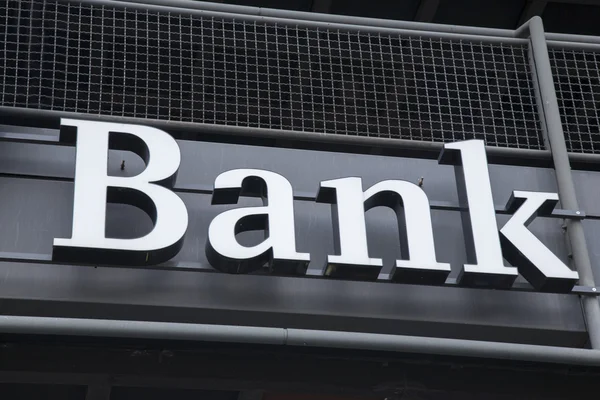 Firma bancaria en la fachada del edificio — Foto de Stock