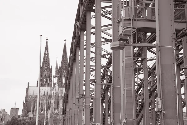 Puente ferroviario y catedral de Hohenzollernbrucke, Colonia, Alemania —  Fotos de Stock