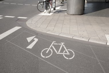 Bisiklet şeritli ve bisikletçi, Köln