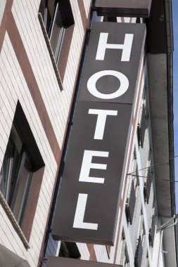 Bina Önündeki Otel Tabelası