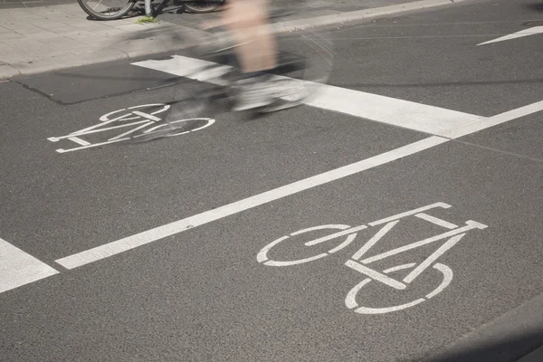 Fietspad en fietser, Keulen — Stockfoto