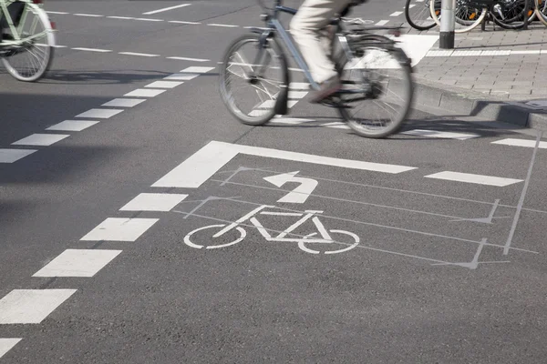 Carril bici y ciclista, Colonia — Foto de Stock