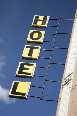 Çapraz Eğri Üzerinde Otel Tabelası