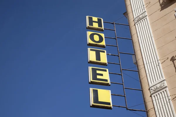 Hotel segno su inclinazione diagonale — Foto Stock