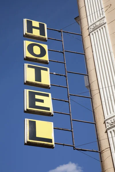 Hotel segno su inclinazione diagonale — Foto Stock