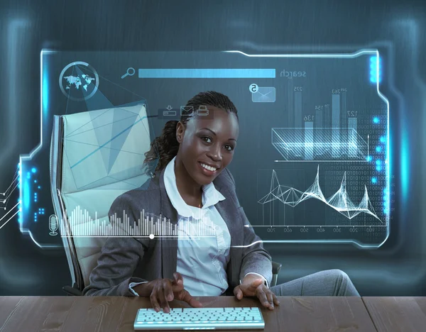 Affärskvinna med virtuell skärm — Stockfoto