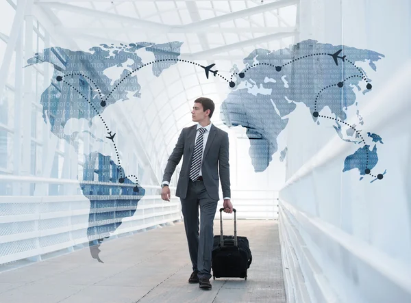 Человек в аэропорту с картой мира — стоковое фото