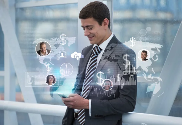 Hombre de negocios usando smartphone — Foto de Stock