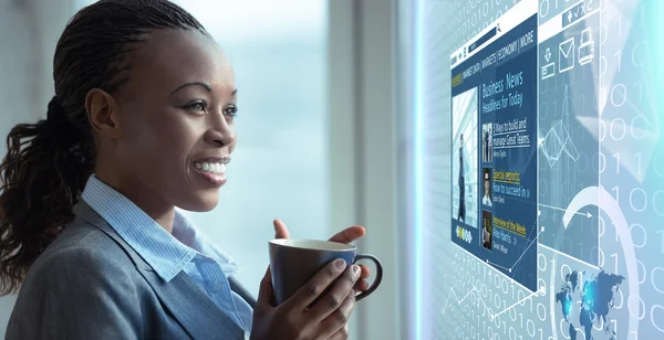 Businesswoman reading news — Stock Photo, Image