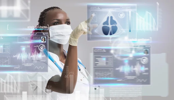 Läkare som arbetar med datorgränssnitt — Stockfoto
