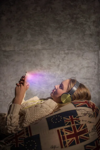 Girl Listening Music — Stock Photo, Image