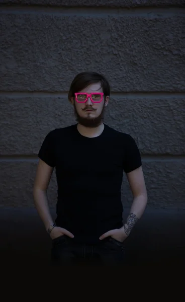 Hipster mit pinkfarbener Brille — Stockfoto