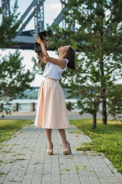 Girl holding dog at city park — Stock Photo, Image