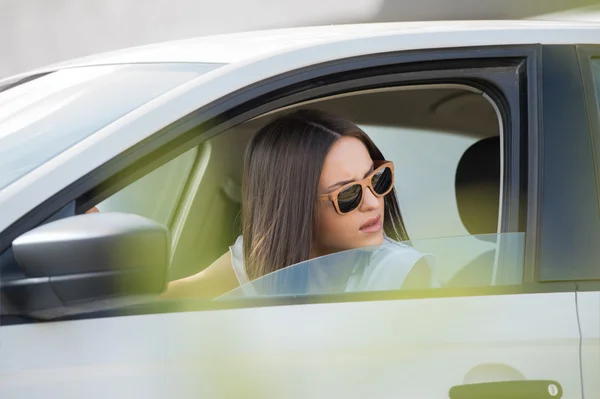 Mädchen fährt Auto — Stockfoto