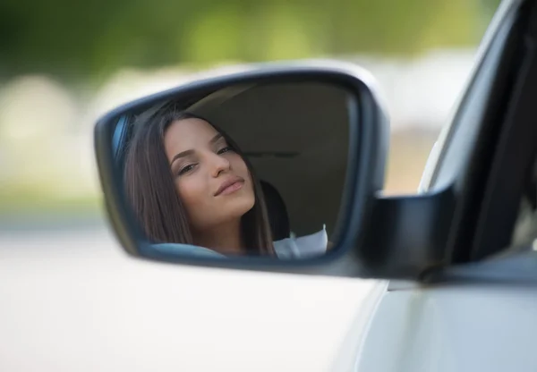 Kobieta twarz w lustrze samochodu — Zdjęcie stockowe