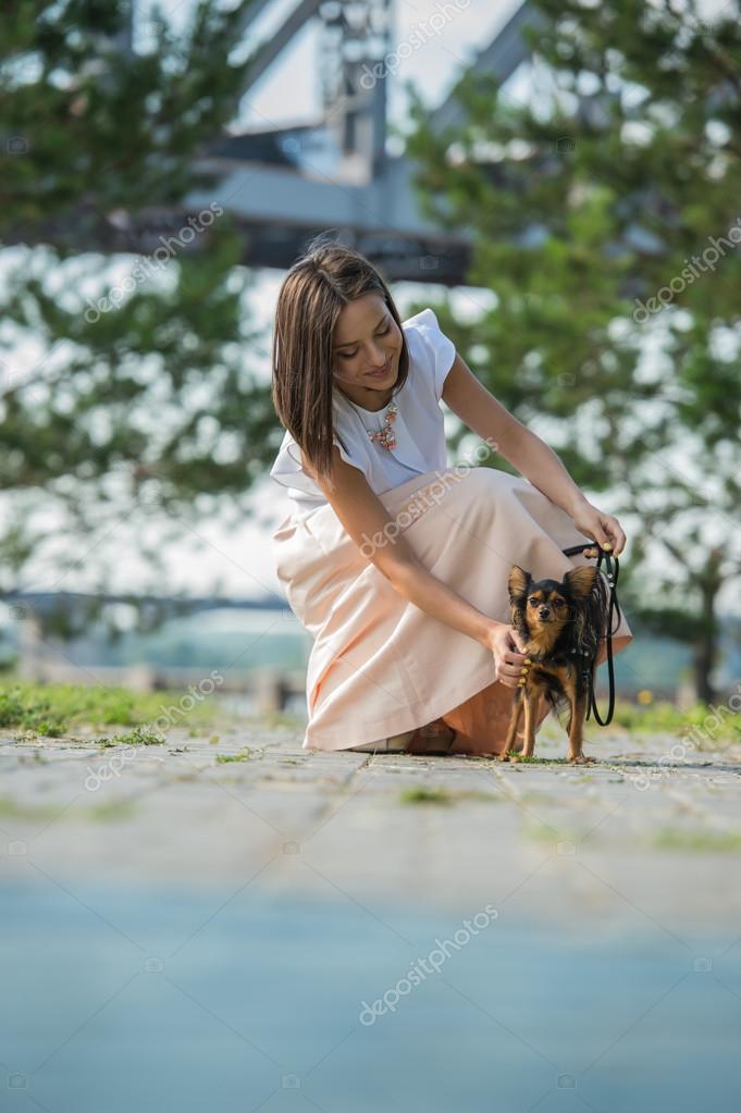 Chica Paseando Con El Perro En El Parque De La Ciudad
