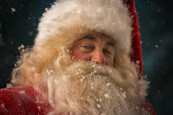 Санта Клаус смотрит в камеру — стоковое фото