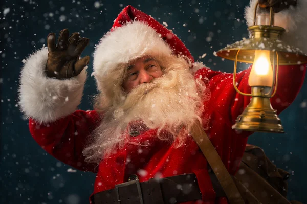 Санта-Клаус держит мешок с подарками — стоковое фото