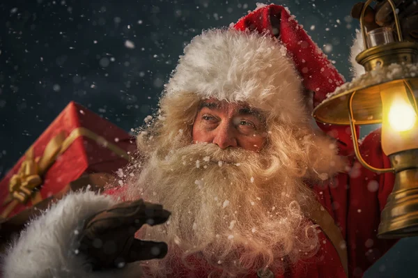 Santa claus håller säck med julklappar — Stockfoto