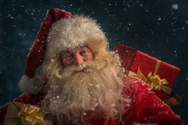 Papai Noel carregando presentes para crianças — Fotografia de Stock