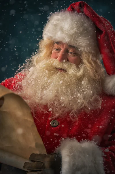 Weihnachtsmann liest Weihnachtsbrief — Stockfoto