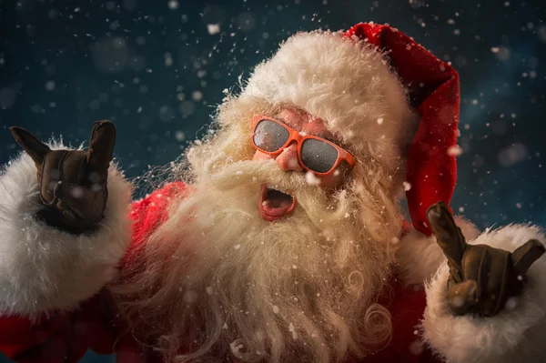 Santa claus bär solglasögon — Stockfoto