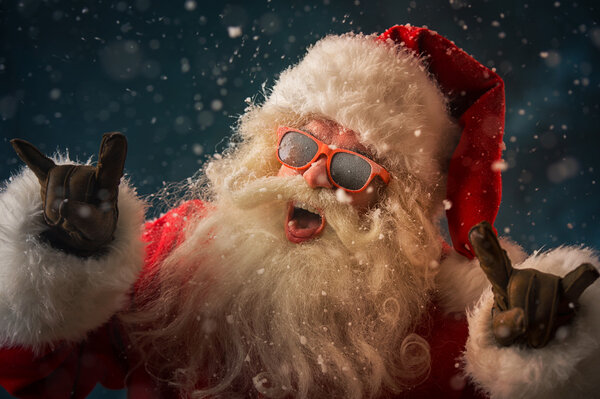 Санта-Клаус в солнечных очках
