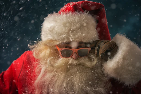 Weihnachtsmann mit Sonnenbrille — Stockfoto