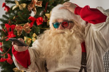 Noel Baba Noel ağacının yanında oturan