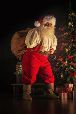 Noel Baba büyük çuval taşıma