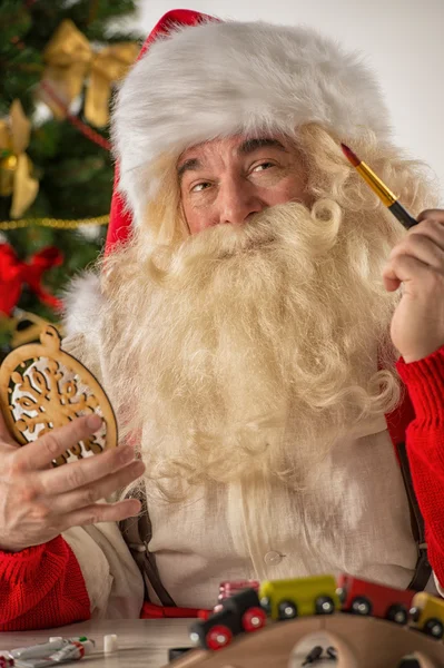 Santa Claus maken van nieuwe speelgoed — Stockfoto