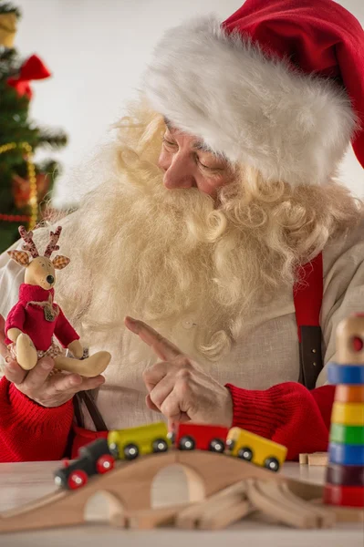 Santa Claus tvorby nové hračky — Stock fotografie