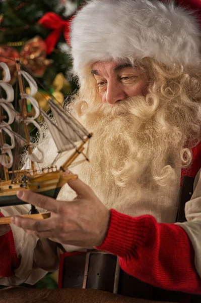 Weihnachtsmann in seiner Werkstatt — Stockfoto